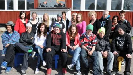 Klass 9 a i Hakkas skola. Nedre raden: Sebastian Lund, Jacob Johansson Waara, Evelina Oscarsson Mäki, Axel Örtstam, Julia Larsson, Tobias Gustavsson, Emil Eriksson, William Edlund, Övre raden: Susann Johansson, Ida Larsson, Sara Grönberg, Simon Gundmalm, föräldern Inga-Britt Karlsson, läraren Petra Entin Edlund, Sara Rajala, Agnes Nilsson, Anton Björkhem, Lina Karlsson och Linus Larsson.FOTO: Marie  Ridderström