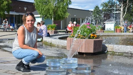 Sofia Falk visar en av de nio fontäner som kommer att ställas ut på torget i dag, lördag, och ingå i projektet ”Tomma rums” fontänfestival.                                                              FOTO: Maria Ödalen