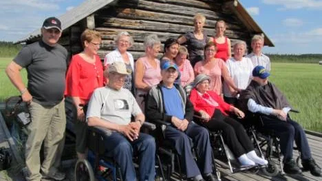 Boende, anhöriga och personal vid Garvaregårdens parboende i Pajala hade en skön dag med sol och värme på Vasikkavuoma i Erkheikki. Dagen började med lunch och fortsatte sedan med utevistelse utefter spångarna på den stora myren. Sedan blev det kaffe och korvgrillning över öppen eld. I sällskapet fanns många proffs på att göra basturuskor, så deltagarna fick ihop en hel säck. Valle Palo berättade om Vasikkavuoma och guidade deltagarna under dagen.