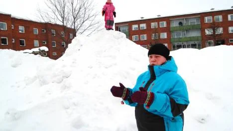 Monica Mäkitalo är rädd att familjen tilldelas en lägenhet med betydligt högre hyra när familjen måste lämna Ullspiran. På snöhögen dottern Linn.FOTO: Åsa Junkka