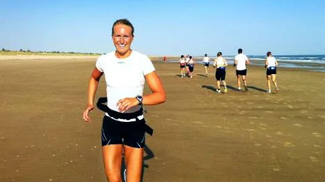 Magdalena Pajala njöt av träningspassen i Portugal. På den lilla bilden syns även Kalla, Haag och de övriga längdtjejerna på den portugusiska playan.
