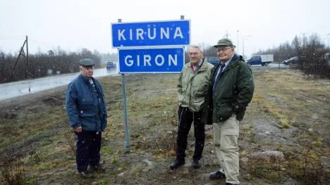 Här saknas en vägskylt anser fem bygdeföreningar som vill ha en benämning för Kiruna på meänkieli. Tore Johansson vid Paksuniemi byasamfällighet, Erik Andersson vid Kurravaara ortnamnsförening och Sven-Erik Stöckel vid Jukkasjärvi hembygdsförening föreslår en komplettering med skylt där det står Kieruna.                                                                                                                                   FOTO: Hans Sternlund