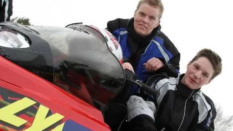 Bäste norrbottning i helgens SM-deltävling i Enduro blev Lars Ahlbäck, Vitådalens SK (t.v), på en andraplats i Överkalix. Trea blev kusinen Fredrik Ahlbäck från Överkalix.