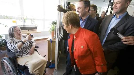 Kerstin Holmström fick besök i vinterträdgården av alla fyra alliansledarna. "Det är bra att regeringen kommer ut och visar sig för folket", sade hon om Maud Olofssons, Jan Björklunds, Göran Hägglunds och Fredrik Reinfeldts besök.foto: pär bäckström