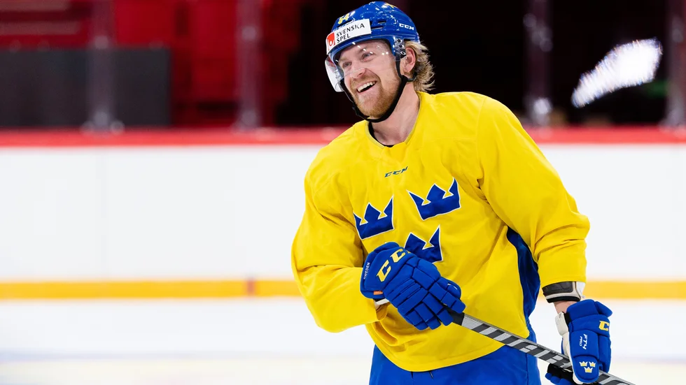 Efter att ha spelat i mötena mot Danmark får Anton Lindholm fortsatt förtroende i Tre Kronor-dressen.