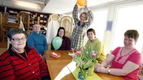 Ett bra år. Elever och personal från Tornedalsskolan i Övertorneå och Överkalix firade att filialen i Överkalix fyller ett år. Märta Asplund, Barbro Juntti, Malin Routuvaara, Inga-Lill Bergström, Anna-Karin Johansson och Marie Johansson var några av dem.