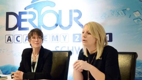 Corneila Lohf, projektledare vid Dertour academy och Erica Mattsson, vd vid Kiruna Lappland, hoppas att Kirunaborna ska vara goda värdar för de tyska resesäljarna som anländer i morgon.FOTO: HANS STERNLUND