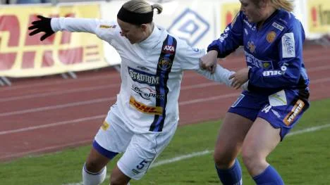 Sunnanås Carina Holmberg, till höger, jagas av Piteå.