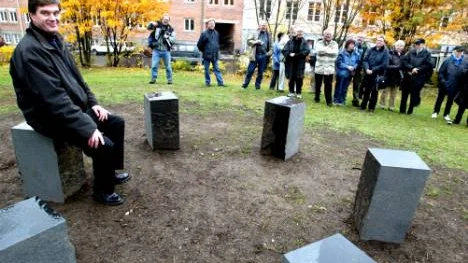 Kulturnämndens ordförande Omar Jakobsson inviger konst på Floras kulle i Luleå.
