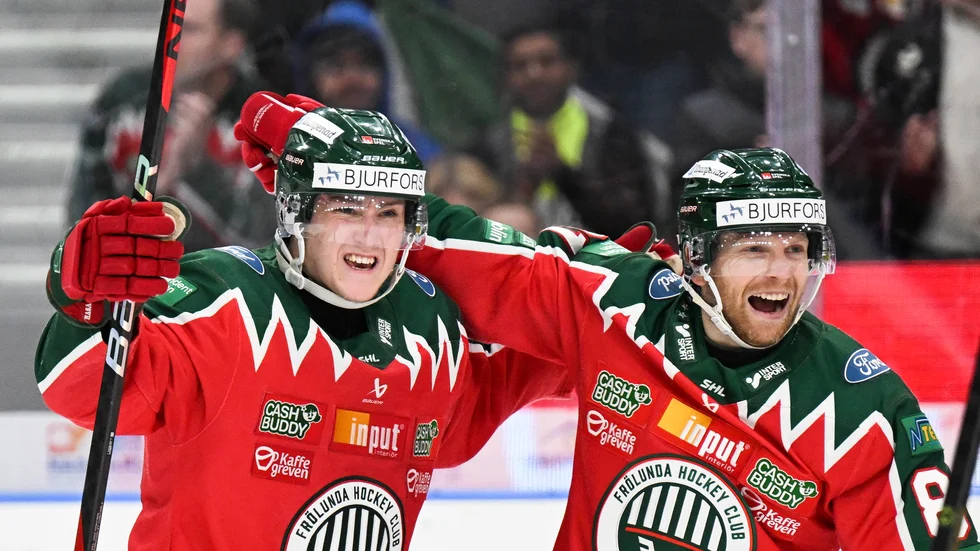 Filip Hasa och Ryan Lasch firar efter Hasas mål, som fick matchen att tippa över till Frölundas fördel.