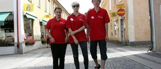 Ungdomar hjälper turister i Vadstena