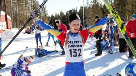 Fredrik Ögren från Luleå Gjutarens IF jublar efter sitt första JSM-guld i skidskytte i helgen. . Även klubbkompisen Malin Jakobsson slog till och vann två medaljer.