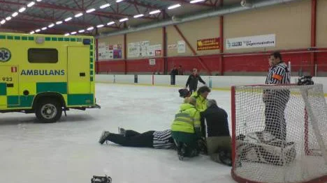 Hämtas av ambulans - i b-hallen. Modos målvakt Elin Moberg klagade över smärtor i ryggslutet efter en kollision med en medspelare.