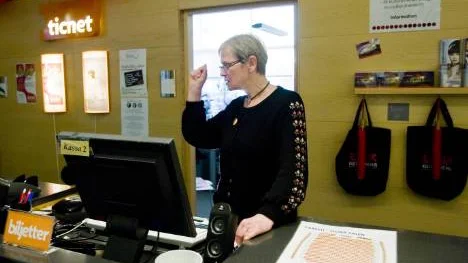 Anita Isaksson på Kulturens hus i Luleå visar hur hon brukar hytta med handen är ovälkomna besökare sökt sig till den kommunala byggnaden. "Jag är van att köra ut a-lagare och knarkare", säger hon.FOTO: Jonas Lindsköld