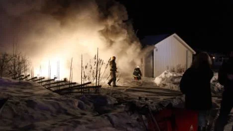 Det började brinna i väggen mellan villan och det vidbyggda garaget och det slutade med att hela huset förstördes. Rökutvecklingen var kraftig. foto: gunnel ekman