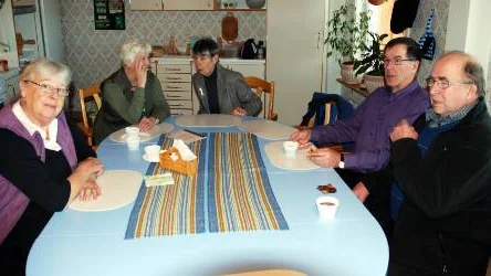 Det fanns gott om fika när dagcentralen invigdes. Greta Edegren, längst till vänster , hoppas mycket på verksamheten. Bredvid henne sitter också Lisbeth Carlsson, Margot Johansson, Olav Eriksson och Kurt Lundgren. FOTO: LENA LEFFLER
