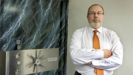 Kassaskåpssäkra pengar. Axel Håkansson, kontorschef på Swedbanks huvudkontor i Luleå, svarar på frågor om finanskrisen.Foto: GÖRAN STRÖM