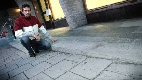 "Här är ett enkelt hinder avhjälpt", säger Robert Fredriksson om hur trappan till en butik på Storgatan fått en ramp för rullstolar, rollatorer och shoppingvagnar. Det är så hinder ska avhjälpas och enligt lagen ska det ske innan 2010. FOTO: Kurt Engström