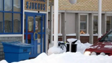 Besökare till Gällivare sjukhus, framförallt med rullstol eller kryckor, har haft problem. Utanför stora entrén har drivorna tornat upp sig. FOTO: John Filipsson