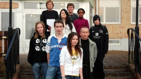 Ledsna över avvisningsbeslutet. I förgrunden Emma Lindström och pojkvännen Eivir Kosakov, Sanela Kosakova och Alexander Kosakov. Bakom dem står kompisarna Emelie Nordborg, Feben Abraha och Emelie Bäck. Längst bak står lärarna Anneli Engström och Ing-Marie Widman. FOTO: Lena Tegström