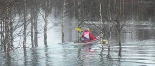 Här ger sig Niemi ut i skogen - med kajak