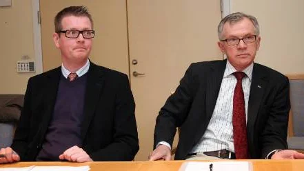 Moderaternas gruppledare Mattias Karlsson och kommunalrådet Karl Petersen (s) efter nyheten om lagändringen som kullkastar Coop arena-affären och sätter stopp för en försäljning av gymnasiebyn. FOTO: Jan Bergsten