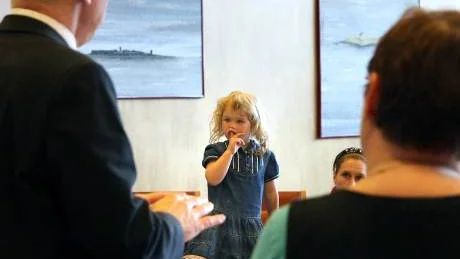 Kommunalråden Karl Petersen och Yvonne Stålnacke fick i går höra Ersnäsföräldrarnas protester mot att femåringa ska flyttas in i Ersnässskolans lokaler. Maja Hedman, snart fyra, var med mamma Veronica och pappa Jörgen på mötet.FOTO: Elisabeth Hedman