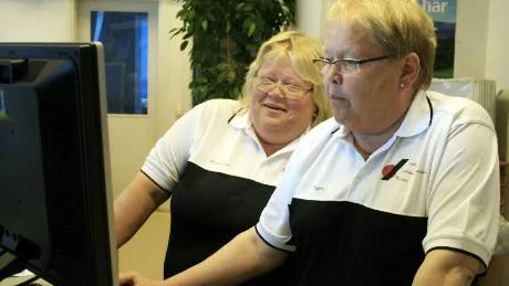 Inger Andersson är något av en veteran i bljettluckan på järnvägstationen. Här ger hon tips till nya kollegan Madelaine Holmgren.FOTO: Hans Sternlund