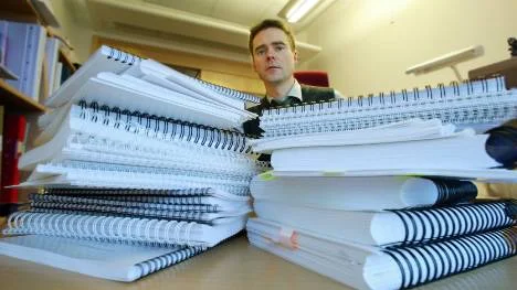 Kammaråklagare Jan Wallström synar nu handlingarna om de brott som en fiskare i östra Norrbotten anmälts för. FOTO: Göran Ström