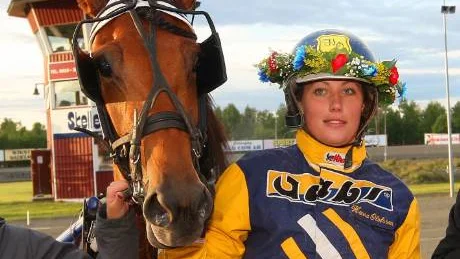 Glory Women och Hanna Olofsson i vinnarcirkeln. Foto: OLA WESTERBERG