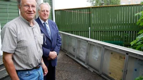 Nu finns kyrkans affischtavla på Allan Näsvalls stora uteplats. Vid sin sida har han Hans Hansson som också strider för att tavlan ska få en ny placering.

FOTO: LENA LEFFLER