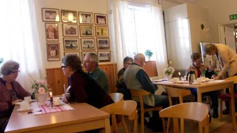 Över 100 fikade rättvist på onsdagen i Gunnarsbyn.FOTO: Mikaela Nordström