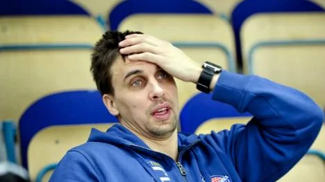 Håkan Larssons knäskada ger inte med sig. Nu tvingas LF Baskets lagkapten till tre veckors vila.