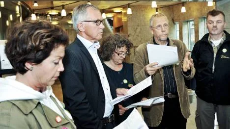 Per Holmqvist och Erik Heedman, längst till höger, delar ut ett förslag till motion om ett GMO-fritt Norrbotten och hoppas att Camilla Hansen, Karl Petersen och Annika Eriksson ska underteckna det. FOTO: Bengt-Åke Persson