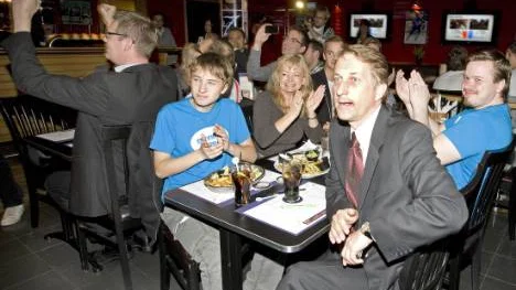 Klang och jubel bland Moderaterna på valvakan på restaurang Allstar i Luleå. Krister Hammarbergh & Co har anledning att vara nöjda med sitt val i Norrbotten. För första gången någonsin får partiet två riksdagsmandat. "Riksdagsresultatet har spillt över på Norrbotten", säger Hammarbergh. FOTO: GÖRAN STRÖM