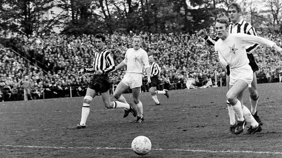 13 041 på läktarna på Studenternas (12 516 betalande) när Sirius spelade allsvenskt kval mot Landskrona 1968. I mitten (vit tröja) Leif Eriksson och Ulf Wahlquist på väg mot bollen.