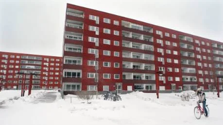 Den smittade mannen bodde i kvartret Hägern i Luleå. Det är är däremot inte fastslaget att smittan kommer  just därifrån.