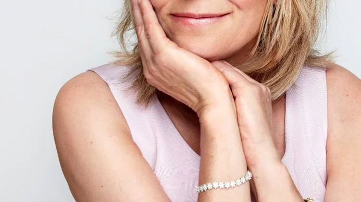 Helen Fielding (f. 1958)bor med sina två barn i London och ibland i Los Angeles. Hennes tidigare böcker om Bridget Jones har gjort succe både som böcker och film.