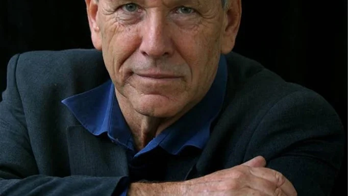 Amos Oz (född 1939) skriver romaner, noveller och berättelser för barn och vuxna och är en av Israels mest lästa och hyllade författare, översatt till mer är trettio språk.