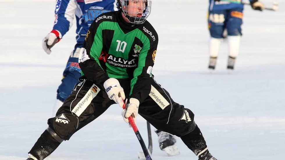 Derbys Daniel Strömwall gjorde 1-0 i matchen som slutade 5-2 till hemmalaget. Derby återtog därmed serieledningen i divison 1.