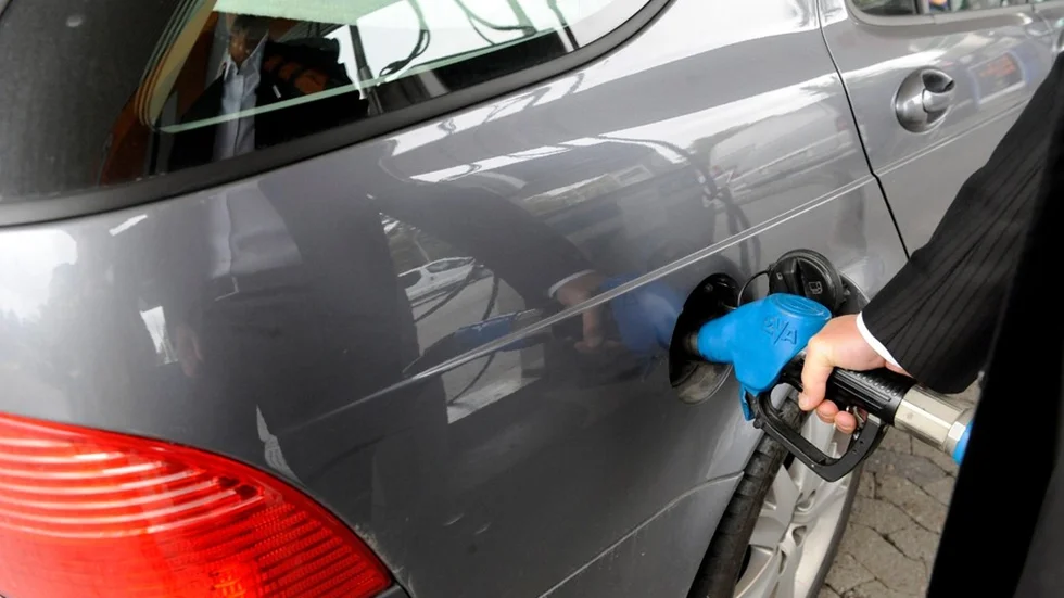 STOCKHOLM 20080917  
Tankning av bioetanol E85 på en 
Statoil bensinstation
Foto Bertil Ericson / SCANPIX kod 10100