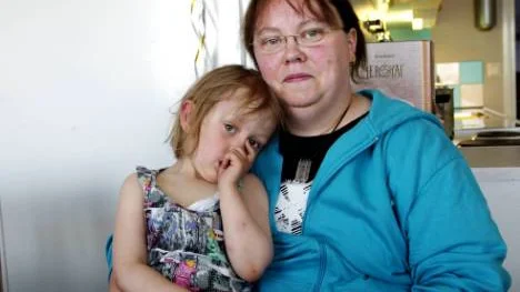 "Jag har använt nässpray i ett helt år", säger Monika Mäkitalo, här med fyraåriga dottern Linn. foto: maria unga