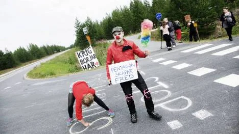 Capar Behrendt från Göteborg var med och protesterade mot flygövnignarna på infarten mot F 21.