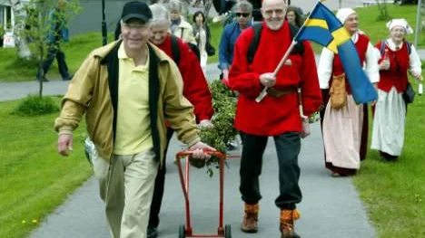 Midsommarstång med följe på väg till nästa stångresning. Harald Ericson, Kirunas rötter, tar ledningen, tätt följd av Johannes Lindell, Folkdanslaget.                                                     FOTO: Hans Sternlund