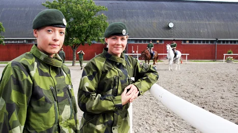 Jenny Karlsson och Åsa Leijding på kaserngården vid ridbanan