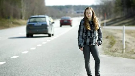 Rebecca Asplund, 15, är en flitig bussåkare på 97:an. Men hon känner sig lite oskyddad på den livligt trafikerade vägsträckan. "Jag känner mig som igelkotten i Hälge, livrädd för att bli överkörd av långtradare", skriver hon i en insändare.FOTO: Kurt Engström
