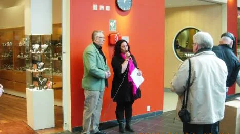 Stig Torvald Öhamn, Odd Fellow, överlämnade en hjärtstartare till Marjo Ekorre i Galleria Kalix.