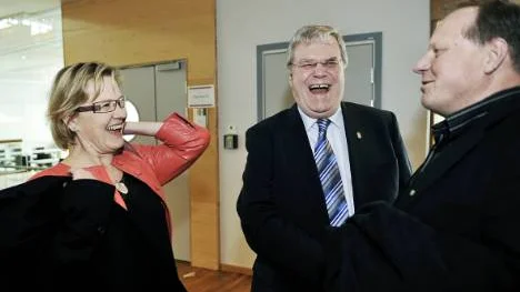 Infrastrukturminister Åsa Torstensson, landshövding PO Eriksson och Pajalas kommunalråd Bengt Niska log och skrattade ikapp över beskedet om järnvägspengar till Pajala FOTO: Bengt-Åke Persson