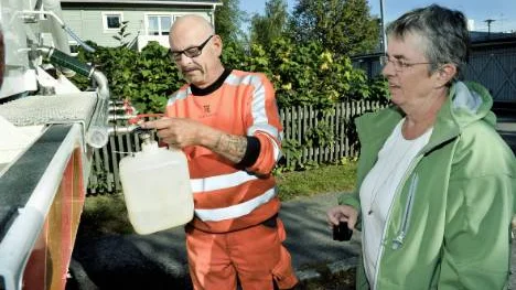 Britta Andersson fick via "skvallerkanalen" veta att en tankbil med färskt vatten stod uppställd vid skolan.FOTO: Bengt-Åke Persson