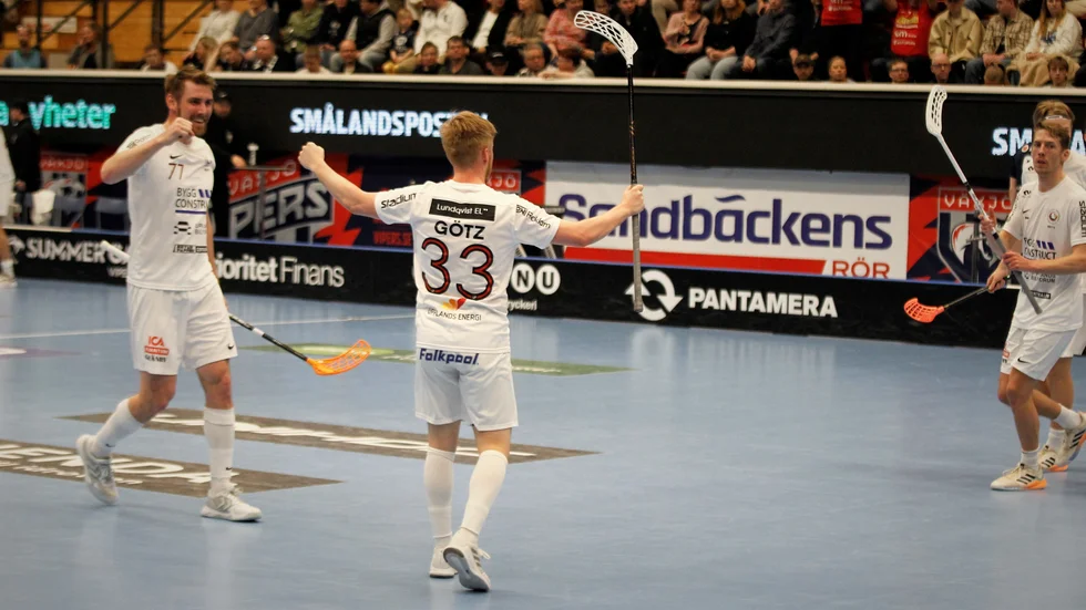 Simon Götz har precis gjort 2-3 och lagkompisarna är på väg fram för att gratulera.